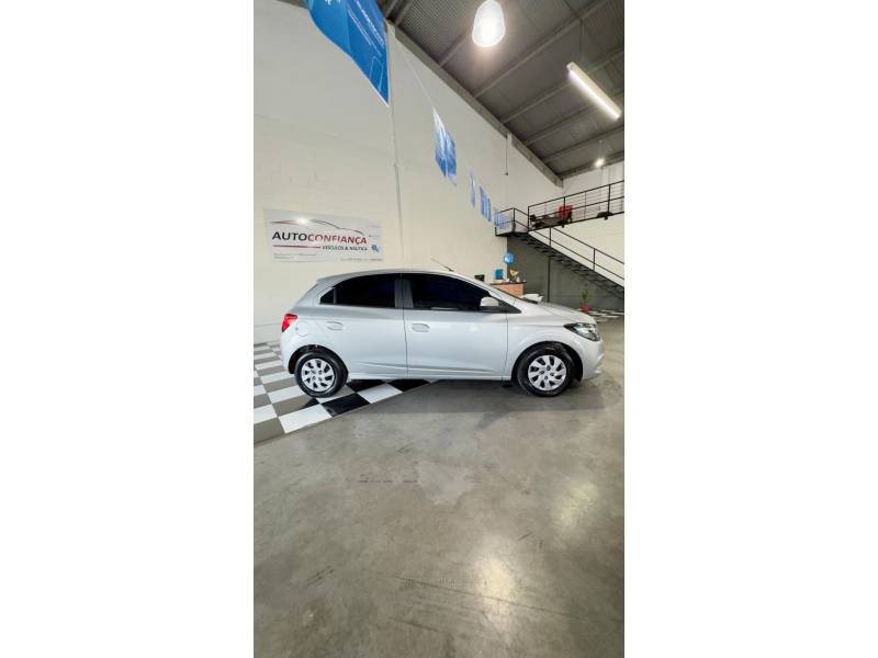 CHEVROLET - ONIX - 2018/2019 - Prata - R$ 53.900,00