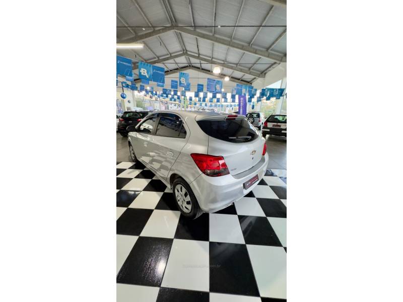 CHEVROLET - ONIX - 2018/2019 - Prata - R$ 53.900,00
