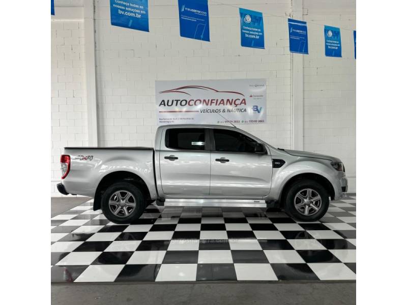 FORD - RANGER - 2017/2018 - Prata - R$ 129.900,00