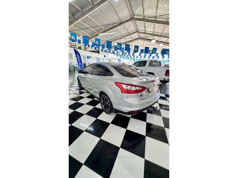 FORD - FOCUS - 2014/2015 - Prata - R$ 59.900,00