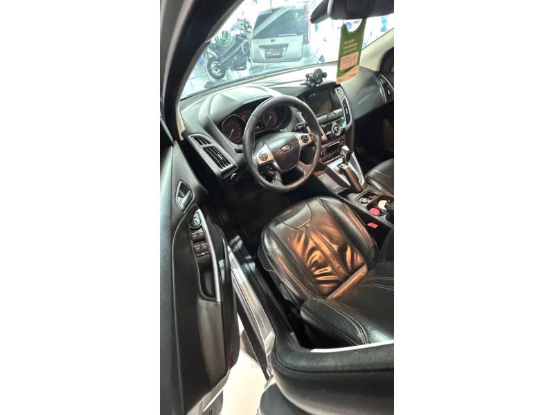 FORD - FOCUS - 2014/2015 - Prata - R$ 59.900,00