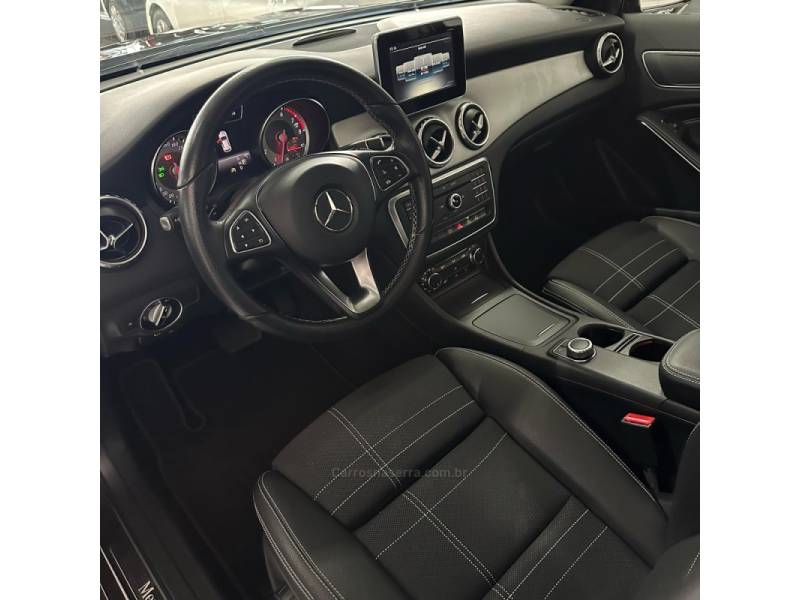 MERCEDES-BENZ - GLA 200 - 2017/2017 - Marrom - R$ 124.900,00