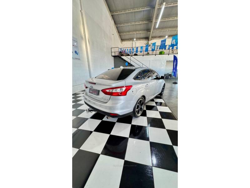 FORD - FOCUS - 2014/2015 - Prata - R$ 59.900,00