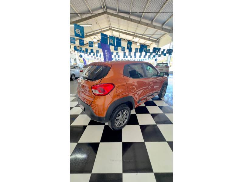 RENAULT - KWID - 2018/2018 - Laranja - R$ 42.900,00