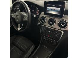 MERCEDES-BENZ - GLA 200 - 2017/2017 - Marrom - R$ 124.900,00