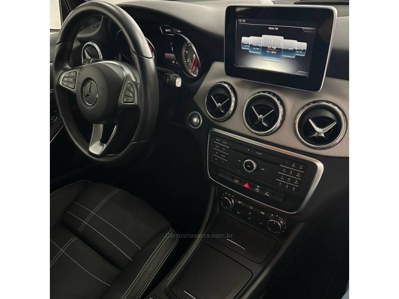 MERCEDES-BENZ - GLA 200 - 2017/2017 - Marrom - R$ 124.900,00