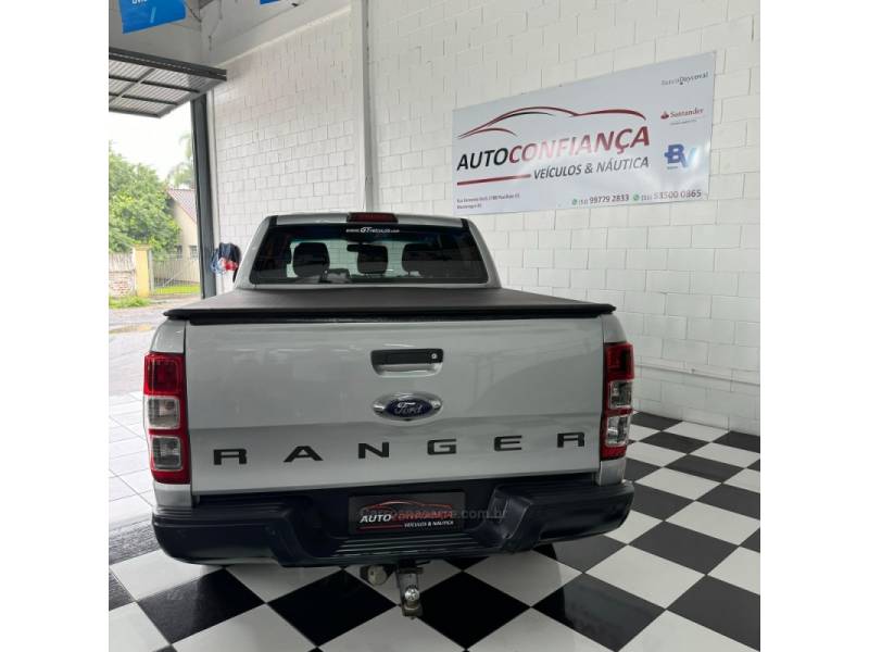 FORD - RANGER - 2017/2018 - Prata - R$ 129.900,00