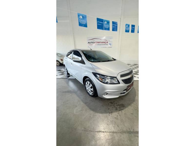 CHEVROLET - ONIX - 2018/2019 - Prata - R$ 53.900,00